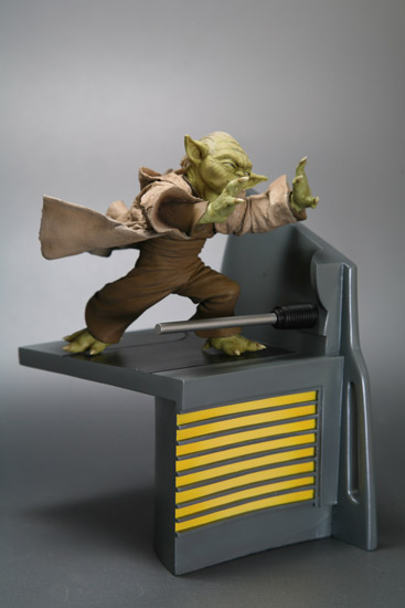 Illustration for article titled Yoda, Palpatine Statues Fight It Out in Realistic Miniature
